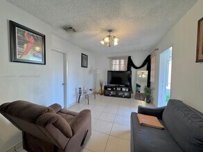 367 E 20th St in Hialeah, FL - Building Photo - Building Photo
