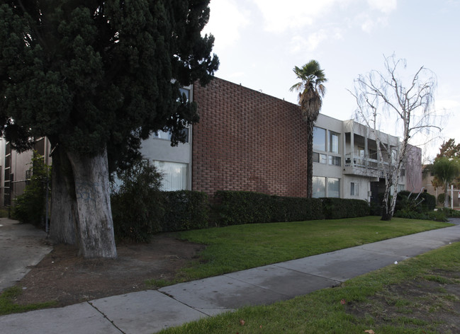 Meridian Apartments in Van Nuys, CA - Building Photo - Building Photo