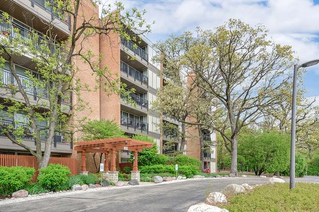 5950 Oakwood Dr in Lisle, IL - Building Photo