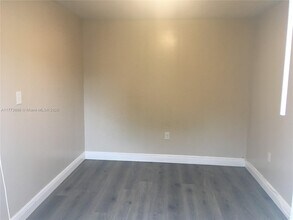 32 NE 169th St in North Miami Beach, FL - Building Photo - Building Photo