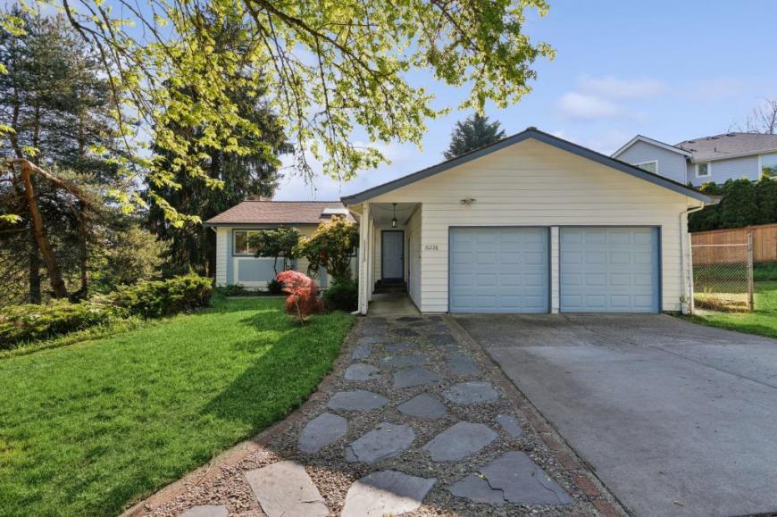 16228 NE 57th St in Redmond, WA - Building Photo