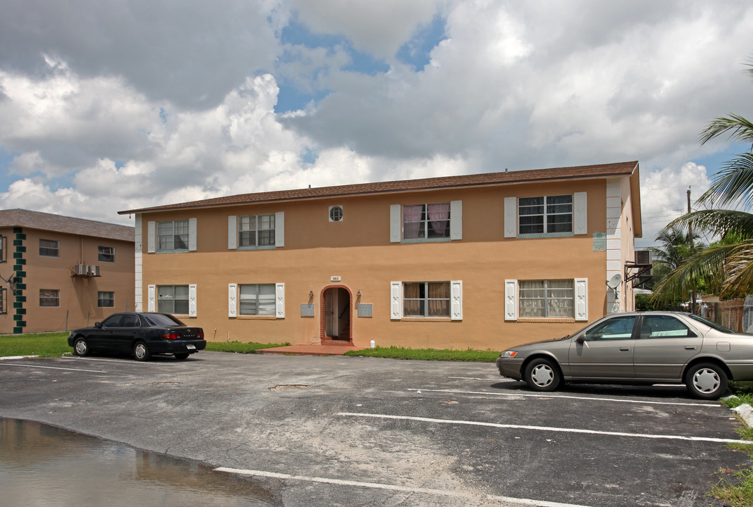 385 NW 43rd St in Oakland Park, FL - Building Photo