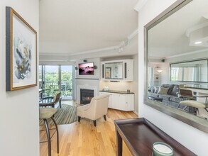 3101 N Hampton Dr, Unit 1009 in Alexandria, VA - Foto de edificio - Building Photo