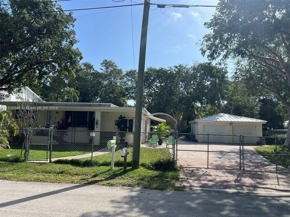 24 Pompano Ave in Key Largo, FL - Building Photo