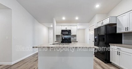 3949 N Amberwood Ave in Meridian, ID - Building Photo - Building Photo