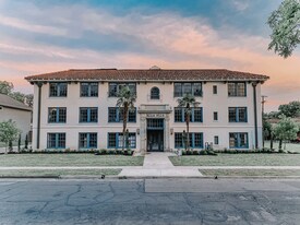 Bella Villa in Dallas, TX - Building Photo