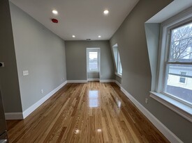 75 Pearl St, Unit 3 in Somerville, MA - Foto de edificio - Building Photo