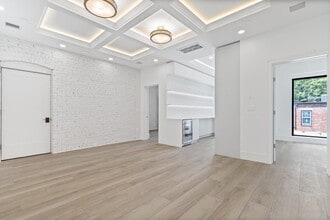1592 Beacon St, Unit 101 in Brookline, MA - Foto de edificio - Building Photo