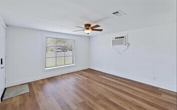 530 SE 2nd St in Grand Prairie, TX - Building Photo - Building Photo