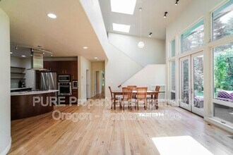 9342 NW Skyline Blvd in Portland, OR - Building Photo - Building Photo