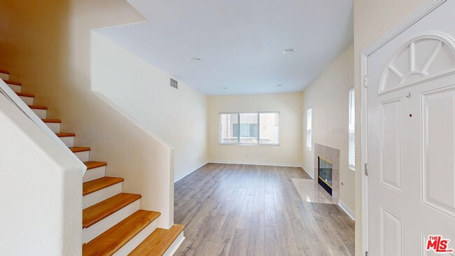 20300 Vanowen St in Los Angeles, CA - Building Photo - Building Photo