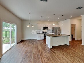 8553 Highfield Ave in Jacksonville, FL - Foto de edificio - Building Photo