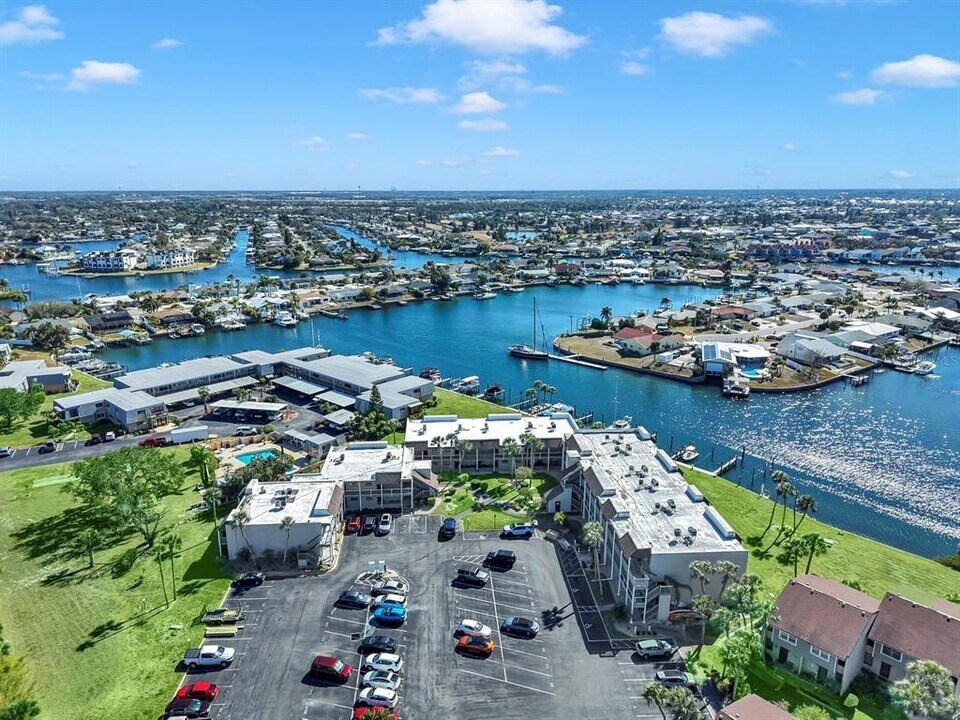 1028 Apollo Beach Blvd in Apollo Beach, FL - Building Photo