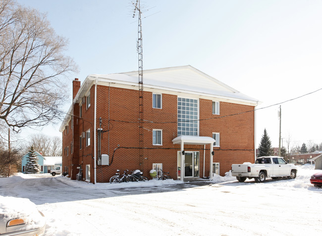 Sharon Ann Apartments in Chelsea, MI - Foto de edificio - Building Photo