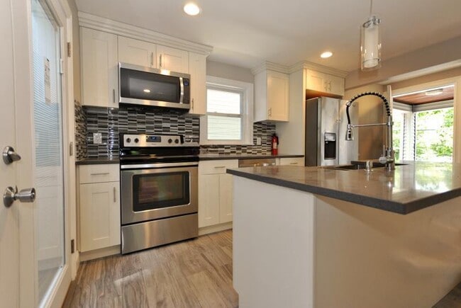 6 Nonantum St in Newton, MA - Building Photo - Building Photo