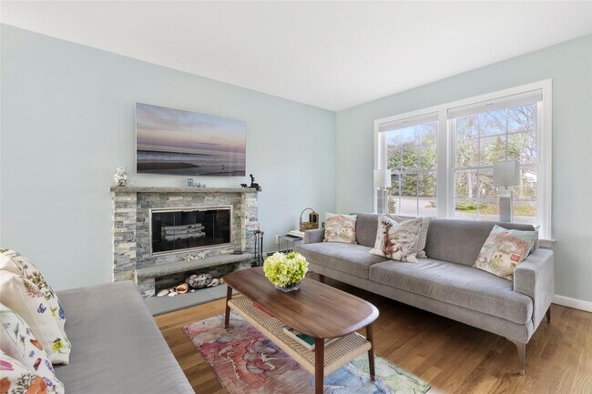 7 Carols Way in Hampton Bays, NY - Building Photo - Building Photo