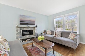 7 Carols Way in Hampton Bays, NY - Building Photo - Building Photo