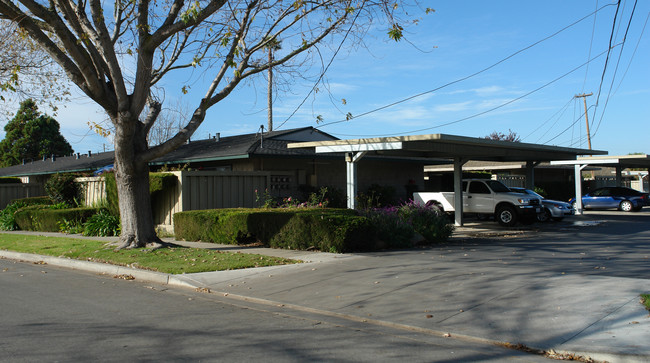 Village Green Apartments in Salinas, CA - Foto de edificio - Building Photo