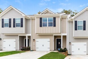 606 Highwood Ln in East Point, GA - Building Photo