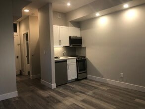 10406 SW 46th Pl, Unit 1 in Portland, OR - Building Photo - Building Photo