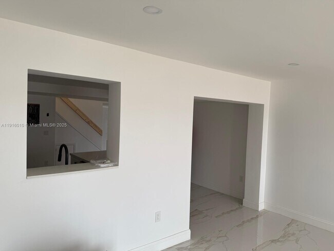 5782 W 26th Ave in Hialeah Gardens, FL - Building Photo - Building Photo