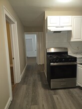 233 Monroe St, Unit 2 in Bridgeport, CT - Foto de edificio - Building Photo