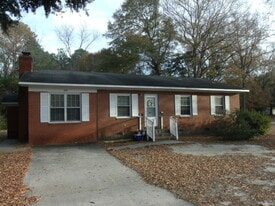 501 N McNair St in Maxton, NC - Building Photo