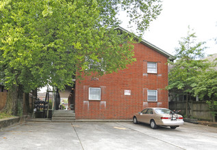 2104 Highland Ave in Knoxville, TN - Foto de edificio - Building Photo