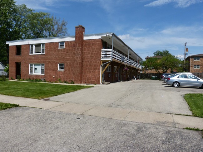 105 E Grove St in Lombard, IL - Foto de edificio - Building Photo