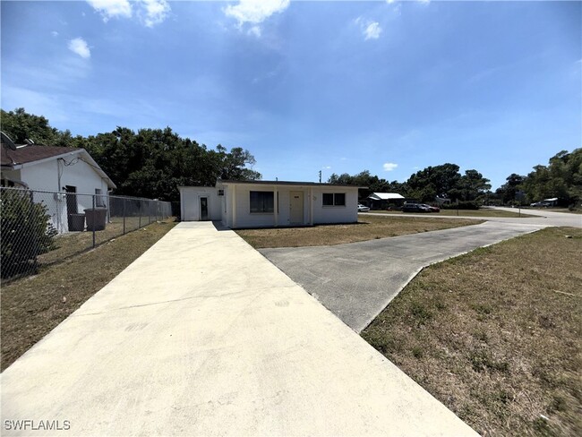 5194 Atlanta Ave in Ft. Myers, FL - Building Photo - Building Photo