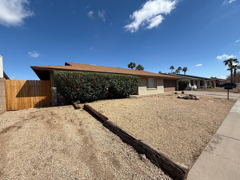 302 E Helena Dr in Phoenix, AZ - Foto de edificio