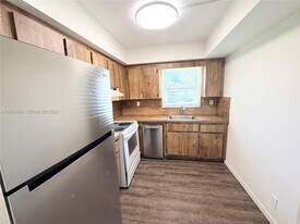 6131 SW 42nd Ct in Davie, FL - Building Photo