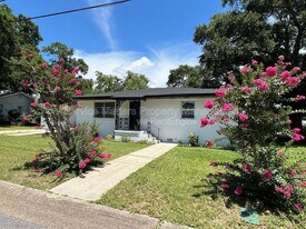 1922 W Gregory St in Pensacola, FL - Building Photo