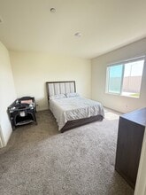 7615 Cranberry Wy in Bakersfield, CA - Building Photo - Building Photo