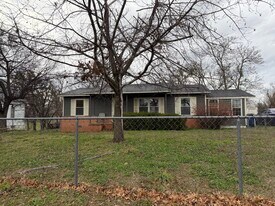 209 W Frontier St in Salina, OK - Building Photo