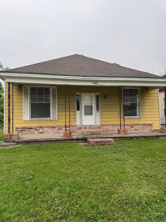 1084 Elgie St in Beaumont, TX - Foto de edificio