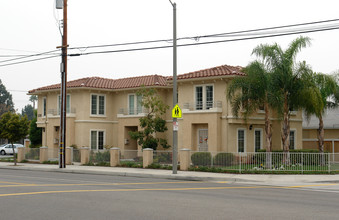 235 W La Veta Ave in Orange, CA - Building Photo - Building Photo