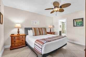 600 Neapolitan Way in Naples, FL - Foto de edificio - Building Photo