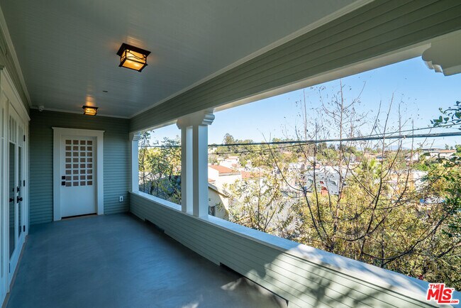 802 E Kensington Rd in Los Angeles, CA - Building Photo - Building Photo