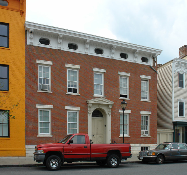 247 Warren St in Hudson, NY - Foto de edificio - Building Photo