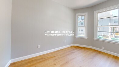 3 Harris Rd in Medford, MA - Building Photo - Building Photo