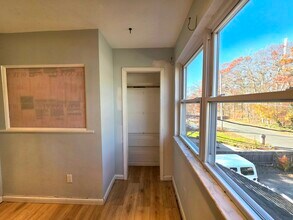 40 Carlton Ave, Unit 1 in Mastic, NY - Foto de edificio - Building Photo