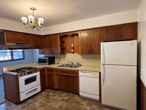 2159 E Cherry St in Springfield, MO - Building Photo - Building Photo