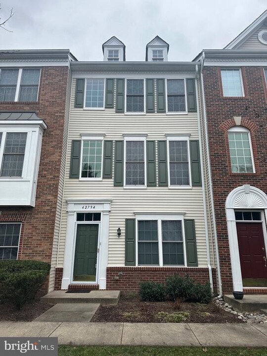 42794 Longworth Terrace in Chantilly, VA - Foto de edificio