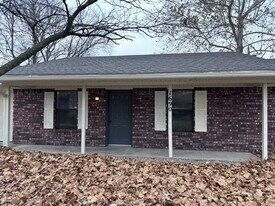 1690 Henegar Dr in Siloam Springs, AR - Building Photo