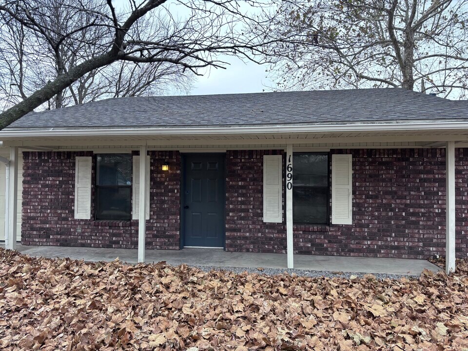 1690 Henegar Dr in Siloam Springs, AR - Building Photo