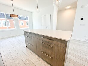 190 Creekstone Dr SW in Calgary, AB - Building Photo - Building Photo