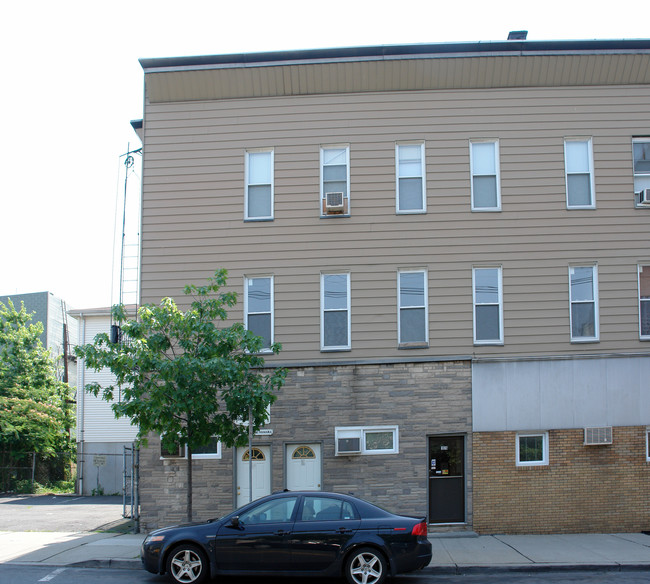1076 Summit Ave in Jersey City, NJ - Building Photo - Building Photo
