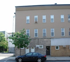 1076 Summit Ave in Jersey City, NJ - Building Photo - Building Photo