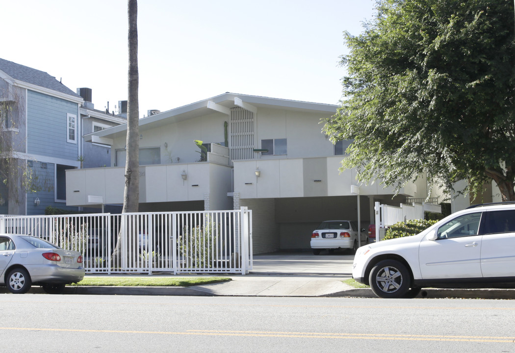 Moorpark Apartments in Studio City, CA - Building Photo